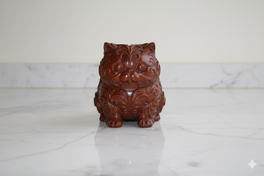 Figura de gato barroca pintada a mano: escultura ornamental marrón con volutas vintage