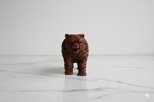 Figura de oso tribal: escultura ornamental marrón con diseño tallado
