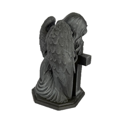 Ángel arrodillado con cruz · Figura decorativa efecto hierro (14 cm)