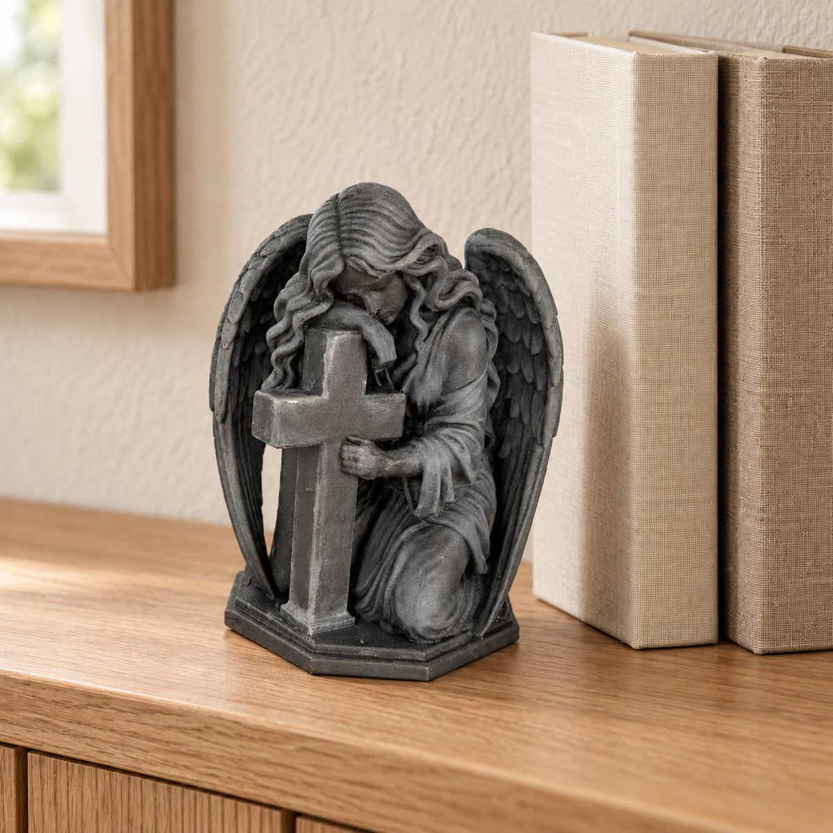Ángel arrodillado con cruz · Figura decorativa efecto hierro (14 cm)