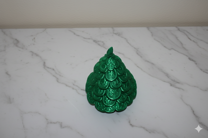 Árbol de Navidad verde clásico con relieve ornamental: elegante decoración navideña