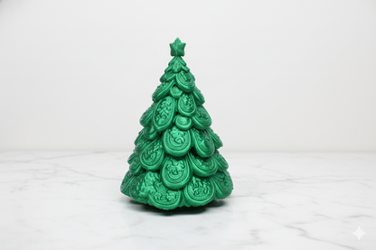 Árbol de Navidad verde clásico con relieve ornamental: elegante decoración navideña