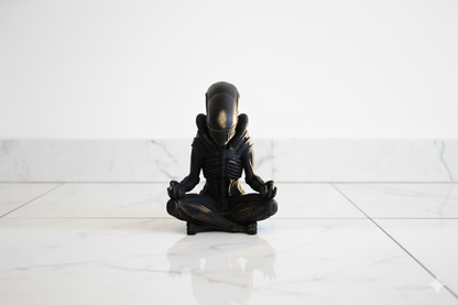 Estatua de extraterrestre meditando: escultura zen de ciencia ficción oscura