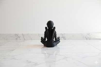Estatua de extraterrestre meditando: escultura zen de ciencia ficción oscura