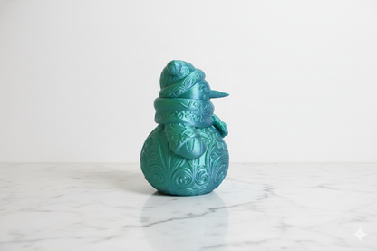 Figura de muñeco de nieve azul con detalles ornamentales: elegante decoración invernal