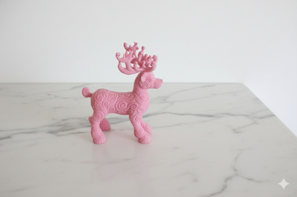Figura de reno rosa con textura ornamental: elegante decoración navideña