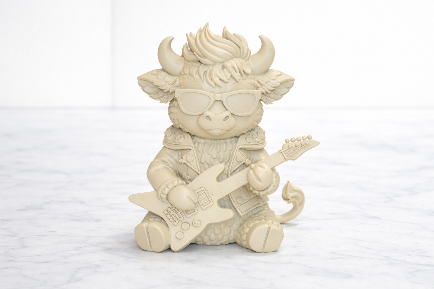 Toro Rockero con Guitarra – Figura para Pintar (12 cm)