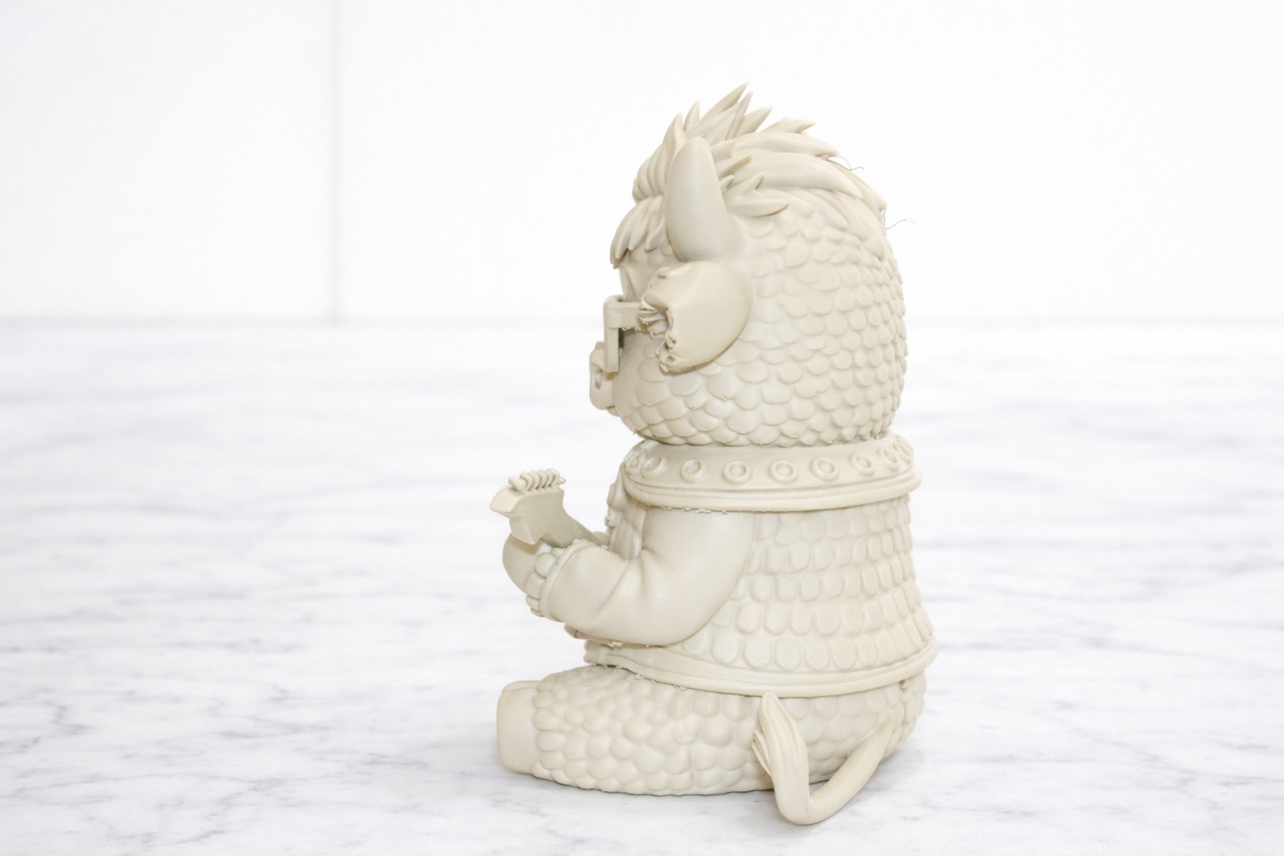 Toro Rockero con Guitarra – Figura para Pintar (12 cm)