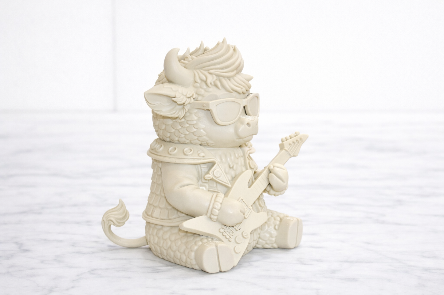 Toro Rockero con Guitarra – Figura para Pintar (12 cm)