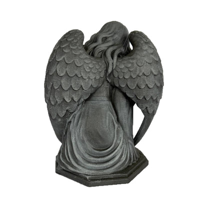 Ángel arrodillado con cruz · Figura decorativa efecto hierro (14 cm)